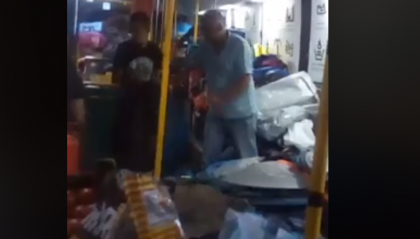 Cele trei autocare, carora le-a fost interzis accesul in PMAN, perchezitionate de politie - ZdG Cele trei autocare, carora le-a fost interzis accesul in PMAN, perchezitionate de politie - ZdG
