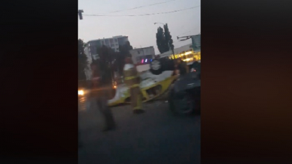 O masina de taxi s-a rasturnat dupa ce s-a ciocnit violent cu un alt automobil, in aceasta dimineata, la Telecentru. Politia si salvatorii, la fata locului - FOTO