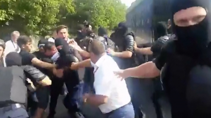 De ce autoritatile nu le-au permis participantilor la Marsul Centenar sa-si aduca autocarele in PMAN. Politia vine cu noi precizari despre manifestatiile de ieri: "Au actionat complet in normele legale" De ce autoritatile nu le-au permis participantilor la Marsul Centenar sa-si aduca autocarele in PMAN. Politia vine cu noi precizari despre manifestatiile de ieri: "Au actionat complet in normele legale"