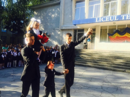 Primul sunet. Astazi, cu o intarziere de doua zile, clopotelul rasuna din nou in scolile din tara