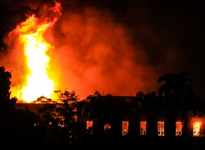 Incendiu puternic la Muzeul National din Rio de Janeiro. 200 de ani de stiinta, pierduti - FOTO Incendiu puternic la Muzeul National din Rio de Janeiro. 200 de ani de stiinta, pierduti - FOTO
