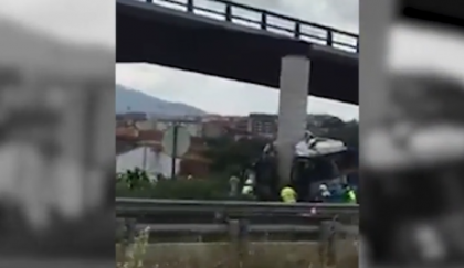 Accident grav pe o sosea din Spania. Un autocar a intrat in pilonul unui viaduct Accident grav pe o sosea din Spania. Un autocar a intrat in pilonul unui viaduct