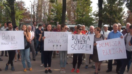 Miscarea de Rezistenta ACUM a protestat in fata Parlamentului. Participantii au cerut demisia ex-ministrului Valentina Buliga: "Jos coruptia. Cere-ti scuze. Demisia, Buliga" - FOTO Miscarea de Rezistenta ACUM a protestat in fata Parlamentului. Participantii au cerut demisia ex-ministrului Valentina Buliga: "Jos coruptia. Cere-ti scuze. Demisia, Buliga" - FOTO