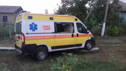 Un barbat de 52 de ani, transportat de urgenta la spital, dupa ce a intrat cu motocicleta intr-o ambulanta, la Soroca: era in stare de ebrietate - FOTO