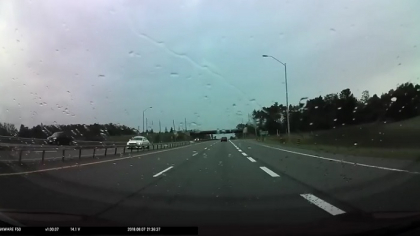 Autopilotul de la Tesla trage singur de volan si evita un accident in ultima clipa - VIDEO Autopilotul de la Tesla trage singur de volan si evita un accident in ultima clipa - VIDEO