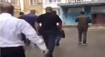 Noi imagini de la retinerea conducerii liceului Orizont: "Spuneti-ne macar cine sunteti. - Politia suntem. - Pai asa si spuneti, toti tac" - VIDEO Noi imagini de la retinerea conducerii liceului Orizont: "Spuneti-ne macar cine sunteti. - Politia suntem. - Pai asa si spuneti, toti tac" - VIDEO