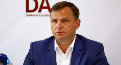 Nastase, despre retinerile de la Orizont: "Retinerile in stil NKVD-ist din aceasta dimineata demonstreaza o data in plus alianta informala dintre presedintele Dodon si coordonatorul Plahotniuc" Nastase, despre retinerile de la Orizont: "Retinerile in stil NKVD-ist din aceasta dimineata demonstreaza o data in plus alianta informala dintre presedintele Dodon si coordonatorul Plahotniuc"