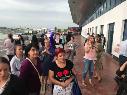 Zeci de persoane, printre care profesori, parinti si elevi care studiaza la Orizont protesteaza pe Aeroportul International Chisinau - FOTO si VIDEO