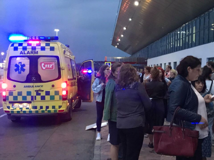 O femeie care protesta pe aeroportul de la Chisinau si-a pierdut cunostinta, dupa ce a primit un mesaj prin care a fost anuntata ca fiul ei, una dintre cele sapte persoane expulzate de SIS, a aterizat pe aeroportul din Istanbul - FOTO O femeie care protesta pe aeroportul de la Chisinau si-a pierdut cunostinta, dupa ce a primit un mesaj prin care a fost anuntata ca fiul ei, una dintre cele sapte persoane expulzate de SIS, a aterizat pe aeroportul din Istanbul - FOTO