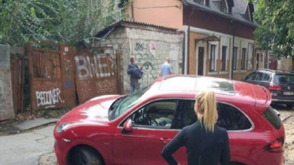 Mai rar vezi asa ceva. Un Porsche Cayenne, parcat pe o strada din centrul capitalei, a fost inghitit de pamant - FOTO Mai rar vezi asa ceva. Un Porsche Cayenne, parcat pe o strada din centrul capitalei, a fost inghitit de pamant - FOTO