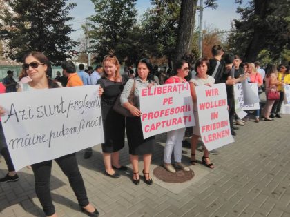 Mai multi profesori, parinti si elevi de la liceul Orizont protesteaza in fata Parlamentului. Oamenii cer eliberarea cetatenilor turci, expulzati de SIS: "Sunt profesori, nu teroristi". Zona e impanzita de politie - GALERIE FOTO Mai multi profesori, parinti si elevi de la liceul Orizont protesteaza in fata Parlamentului. Oamenii cer eliberarea cetatenilor turci, expulzati de SIS: "Sunt profesori, nu teroristi". Zona e impanzita de politie - GALERIE FOTO