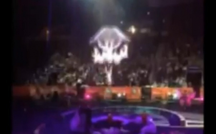 Opt acrobate au cazut de la 12 metri inaltime, intr-un circ din America. Accidentul a fost filmat de un spectator. VIDEO Opt acrobate au cazut de la 12 metri inaltime, intr-un circ din America. Accidentul a fost filmat de un spectator. VIDEO