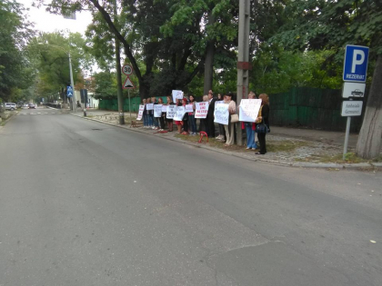 Zeci de persoane, printre care profesori, parinti s-au adunat in fata Ambasadei SUA de la Chisinau si cer ajutorul statelor civilizate, democratice: "Vrem sa invatam in pace" - GALERIE FOTO Zeci de persoane, printre care profesori, parinti s-au adunat in fata Ambasadei SUA de la Chisinau si cer ajutorul statelor civilizate, democratice: "Vrem sa invatam in pace" - GALERIE FOTO
