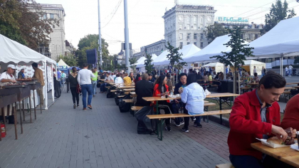 Must Fest 2018. Zeci de oameni s-au adunat in PMAN pentru a asculta muzica buna si a degusta mai multe feluri de vin - GALERIE FOTO Must Fest 2018. Zeci de oameni s-au adunat in PMAN pentru a asculta muzica buna si a degusta mai multe feluri de vin - GALERIE FOTO