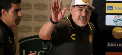Traficantii i-au blocat accesul in casa! Ce a patit Maradona dupa ce a ajuns la echipa lui El Chapo din Mexic. E pazit non stop Traficantii i-au blocat accesul in casa! Ce a patit Maradona dupa ce a ajuns la echipa lui El Chapo din Mexic. E pazit non stop