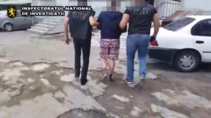 Recrutau tinere, printre care si o minora si le puneau sa presteze servicii sexuale in apartamentele pe care le inchiriau in capitala. Momentul in care suspectii, un barbat de 33 de ani si o tanara de 19 ani, sunt retinuti de oamenii legii - VIDEO Recrutau tinere, printre care si o minora si le puneau sa presteze servicii sexuale in apartamentele pe care le inchiriau in capitala. Momentul in care suspectii, un barbat de 33 de ani si o tanara de 19 ani, sunt retinuti de oamenii legii - VIDEO