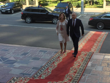 Cu un Mercedes de ultima generatie, mai nou decat automobilul care a fost avariat in accident, si fara vanataie pe nas. Cum s-a afisat Igor Dodon la Congresul Mondial al Familiei - GALERIE FOTO Cu un Mercedes de ultima generatie, mai nou decat automobilul care a fost avariat in accident, si fara vanataie pe nas. Cum s-a afisat Igor Dodon la Congresul Mondial al Familiei - GALERIE FOTO