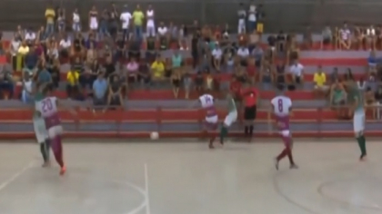 Imagini socante, in Campionatul Braziliei la futsal. Un jucator l-a lovit cu capul pe arbitru, care a cazut, iar apoi i-a dat cu piciorul - VIDEO Imagini socante, in Campionatul Braziliei la futsal. Un jucator l-a lovit cu capul pe arbitru, care a cazut, iar apoi i-a dat cu piciorul - VIDEO