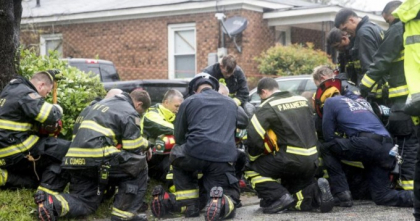 Uraganul Florence a facut 5 morti. Imaginea unor pompieri care se roaga in genunchi Uraganul Florence a facut 5 morti. Imaginea unor pompieri care se roaga in genunchi