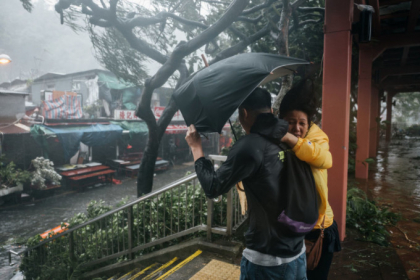 Momentul in care oamenii sunt luati pe sus de vant in Filipine. 29 de morti in taifunul Mangkhut Momentul in care oamenii sunt luati pe sus de vant in Filipine. 29 de morti in taifunul Mangkhut