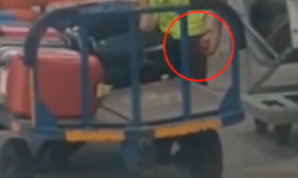 Angajatul unui aeroport, filmat Ã®n timp ce fura din valize. Cum opera hotul - VIDEO