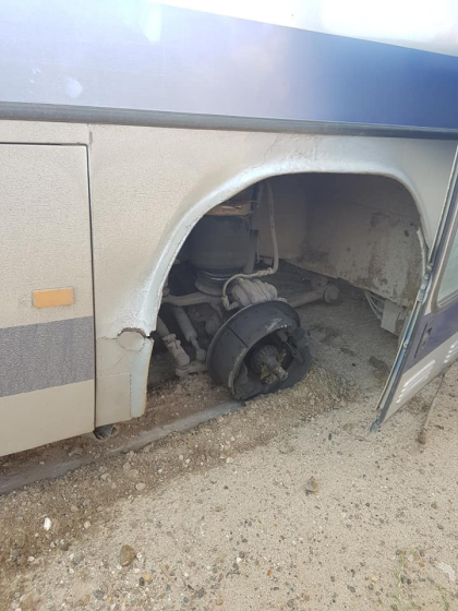 I-a sarit roata in mers. I s-a intamplat unui autobuz de pe ruta Chisinau-Mereni, care era plin cu pasageri. Martor: "Am ajuns acasa cu ochii plansi si cu o sperietura enorma. Erau copii mici si femei insarcinate" - GALERIE FOTO I-a sarit roata in mers. I s-a intamplat unui autobuz de pe ruta Chisinau-Mereni, care era plin cu pasageri. Martor: "Am ajuns acasa cu ochii plansi si cu o sperietura enorma. Erau copii mici si femei insarcinate" - GALERIE FOTO