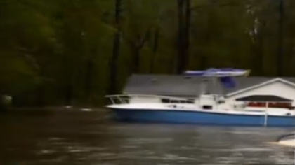 Viituri record aduse de furtuna Florence in Carolina de Nord. Un iaht din port a ajuns in fata unei case - VIDEO