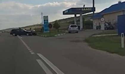 Un  ucrainean a facut un accident, din neatentie la Hincesti. Soferul nu s-a asigurat si a executat o manevra de intoarcere fiind tamponat de un alt automobil - VIDEO