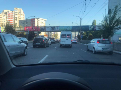 Nervi intinsi la maxim pentru soferii care circula pe strada Tighina. Acestia sunt nevoiti sa ocoleasca o portiune a drumului care a fost inchisa pentru renovare a retele de canalizare - GALERIE FOTO Nervi intinsi la maxim pentru soferii care circula pe strada Tighina. Acestia sunt nevoiti sa ocoleasca o portiune a drumului care a fost inchisa pentru renovare a retele de canalizare - GALERIE FOTO