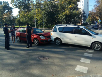 O KIA a fost avariata, dupa ce s-a ciocnit cu un alt automobil pe o strada din sectorul Centru al capitalei - FOTO