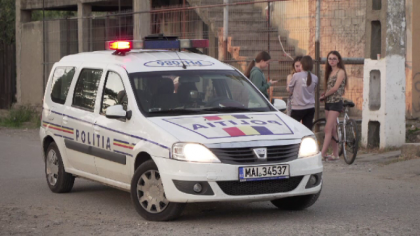 Un moldovean, fiind la volanul unui TIR, a lovit mortal o fetita de 11 ani, in satul Loloiasca din Romania. Martor: "S-a franat de la o distanta foarte mare, deci a avut viteza foarte depasita" Un moldovean, fiind la volanul unui TIR, a lovit mortal o fetita de 11 ani, in satul Loloiasca din Romania. Martor: "S-a franat de la o distanta foarte mare, deci a avut viteza foarte depasita"