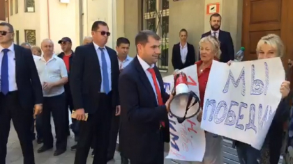 Ilan Sor - prezent la sedinta de judecata de la Curtea de Apel Cahul. Sustinatorii primarului de Orhei protesteaza in fata institutiei: "O sa invingem" - VIDEO Ilan Sor - prezent la sedinta de judecata de la Curtea de Apel Cahul. Sustinatorii primarului de Orhei protesteaza in fata institutiei: "O sa invingem" - VIDEO