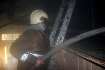 O cladire din capitala in care se produc usi si ferestre, cuprinsa de flacari. Muncitorii au fost evacuati, iar o persoana - transportata de urgenta la spital. Interventia pompierilor - GALERIE FOTO O cladire din capitala in care se produc usi si ferestre, cuprinsa de flacari. Muncitorii au fost evacuati, iar o persoana - transportata de urgenta la spital. Interventia pompierilor - GALERIE FOTO