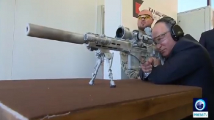 Imagini cu Putin testand un Kalashnikov cu luneta. Ar apasa pe tragaci intre 2 batai de inima - VIDEO