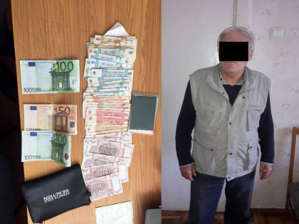 Un barbata a furat un portmoneu plin cu bani, cind se afla intr-un centru comercial din capitala - VIDEO Un barbata a furat un portmoneu plin cu bani, cind se afla intr-un centru comercial din capitala - VIDEO