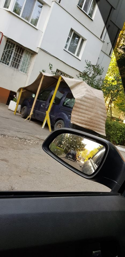 Asa ceva nu ai mai vazut. Un barbat din capitala si-a improvizat un garaj in curtea casei: a avut nevoie de cateva scanduri si o bucata de lenoleum. Imaginea surprinsa in sectorul Ciocana - FOTO