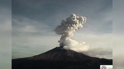 Autoritatile mexicane in alerta dupa ce vulcanul Popocatepetl a inceput sa scuipe nori de cenusa si fum Autoritatile mexicane in alerta dupa ce vulcanul Popocatepetl a inceput sa scuipe nori de cenusa si fum
