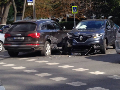 Doua masini s-au ciocnit violent pe o strada din centrul capitalei, dupa ce unul dintre soferi nu i-a cedat trecerea colegului sau de trafic - FOTO