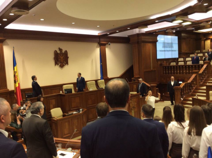 Cu spatele la drapel si cu fata la Andrian Candu. Cum onoreaza vicepresedintele Parlamentului, Vladimir Vitiuc, simbolul de stat. Un deputat PLDM a surprins momentul - FOTO Cu spatele la drapel si cu fata la Andrian Candu. Cum onoreaza vicepresedintele Parlamentului, Vladimir Vitiuc, simbolul de stat. Un deputat PLDM a surprins momentul - FOTO