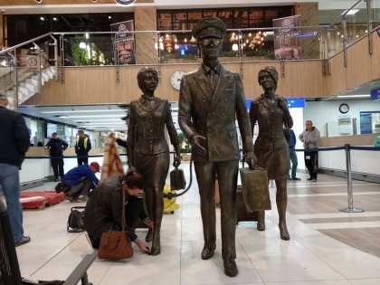 Un pilot si doua stewardese - simbolul Aeroportului International Chisinau. Cum arata sculptura inaugurata astazi - FOTO
