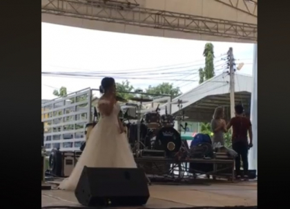 O mireasa a fost parasita la altar in timp ce-si transmitea nunta live, pe Facebook O mireasa a fost parasita la altar in timp ce-si transmitea nunta live, pe Facebook