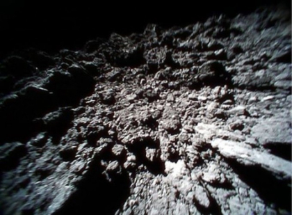 Japonezii au publicat noi imagini de pe asteroidul Ryugu. Ce au pozat roverele - FOTO Japonezii au publicat noi imagini de pe asteroidul Ryugu. Ce au pozat roverele - FOTO