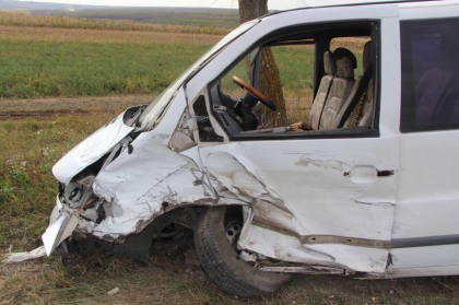 Doua masini au fost facute zob, dupa ce s-au ciocnit violent pe o sosea din raionul Drochia. Ce spune politia - GALERIE FOTO