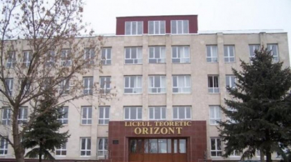 Profesorii de la Liceul " Orizont", ingrijorati de zvonurile despre noi expulzari. Familiile celor retinuti parasesc Moldova - Anticoruptie.md