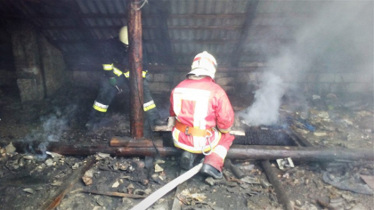 Incendiu la Telenesti. Doua apartamente, cuprinse de flacari. Locatarii au fost evacuati - GALERIE FOTO