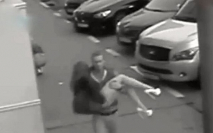 Ce a patit o dansatoare in parcarea clubului in care lucra. Camerele de supraveghere au surprins incidentul. VIDEO