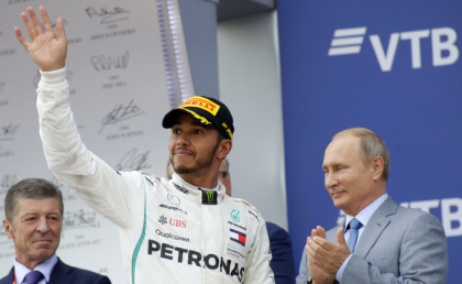 Vladimir Putin, incantat de intalnirea cu Lewis Hamilton, castigator al Marelui Premiu al Rusiei