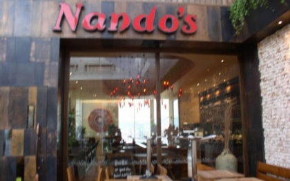 Si-a tatuat pe posterior mascota unui fast-food, pentru a primi un pranz gratuit. Ce au raspuns reprezentantii lantului Nando\'s Si-a tatuat pe posterior mascota unui fast-food, pentru a primi un pranz gratuit. Ce au raspuns reprezentantii lantului Nando\'s