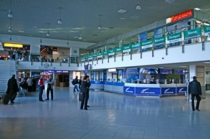 O angajata a postului vamal de la Aeroportul Chisinau, retinuta de ofiterii CNA, fiind suspectata de luare de mita - VIDEO O angajata a postului vamal de la Aeroportul Chisinau, retinuta de ofiterii CNA, fiind suspectata de luare de mita - VIDEO