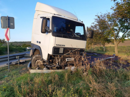 O cisterna care transporta struguri s-a rasturnat in apropiere de Ialoveni - GALERIE FOTO